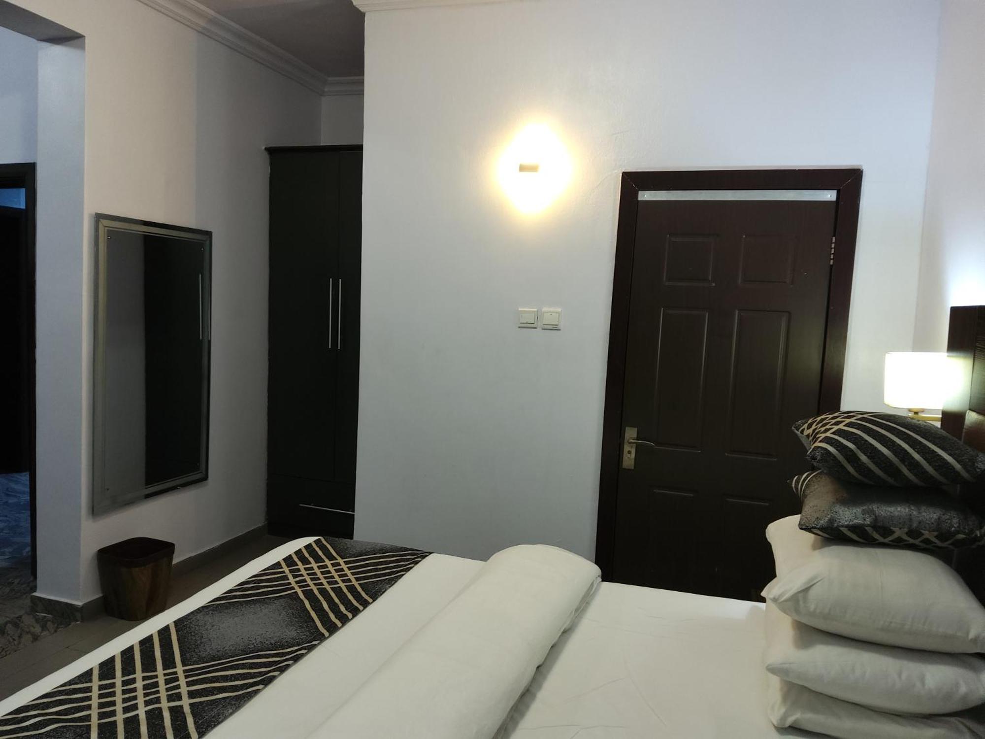 Crownedge Hotels Ikeja Exterior foto